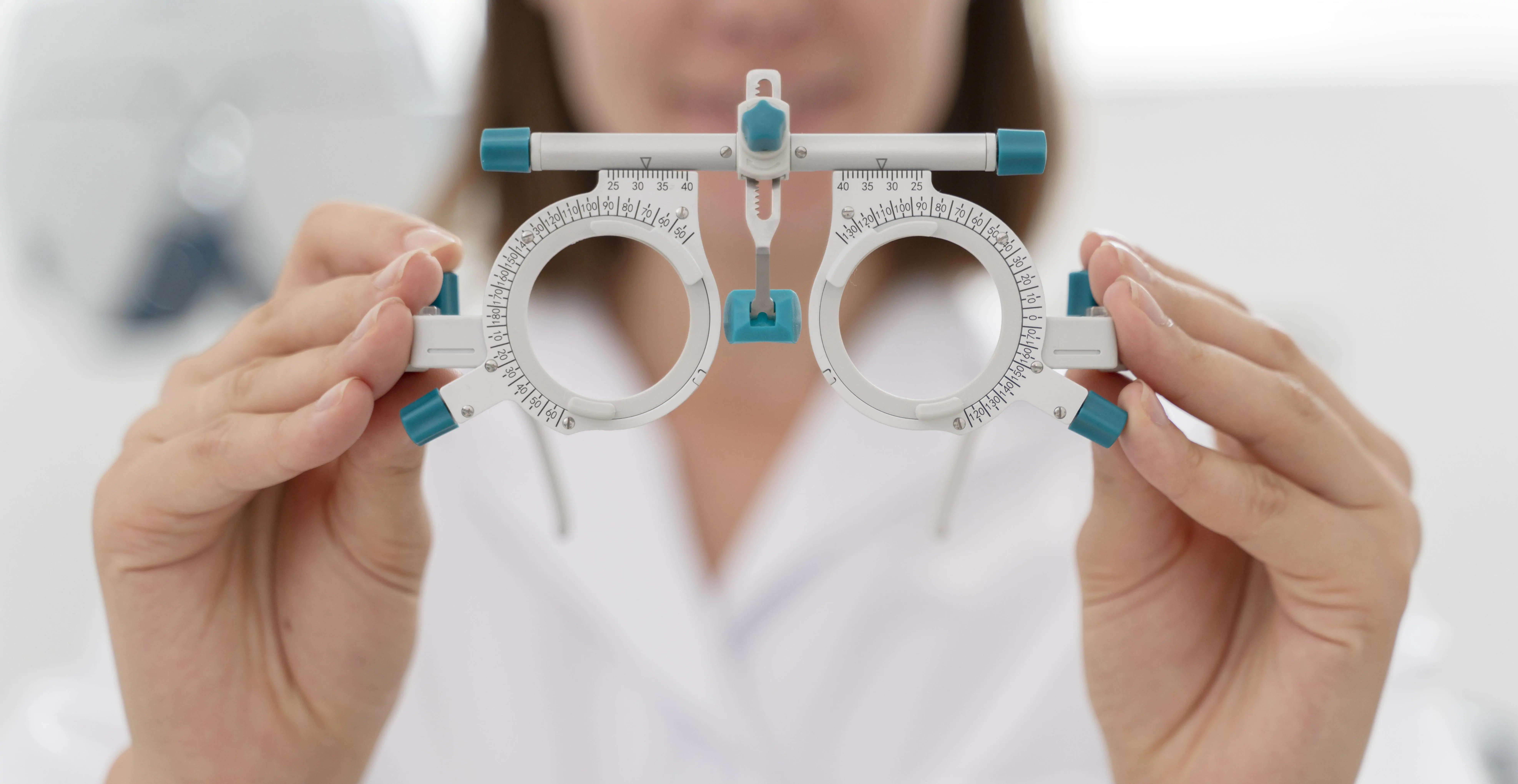 Seseorang melihat keluar jendela dari meja kerjanya